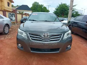 Toyota Camry XLE 4dr Sedan (2.5L 4cyl 6A) 2011 Gray