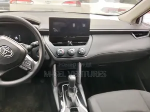 Toyota Corolla Cross LE 2025 White