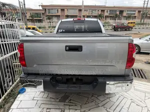 Toyota Tundra Limited 4dr Double Cab 4WD SB (5.7L 8cyl 6A) 2015 Silver