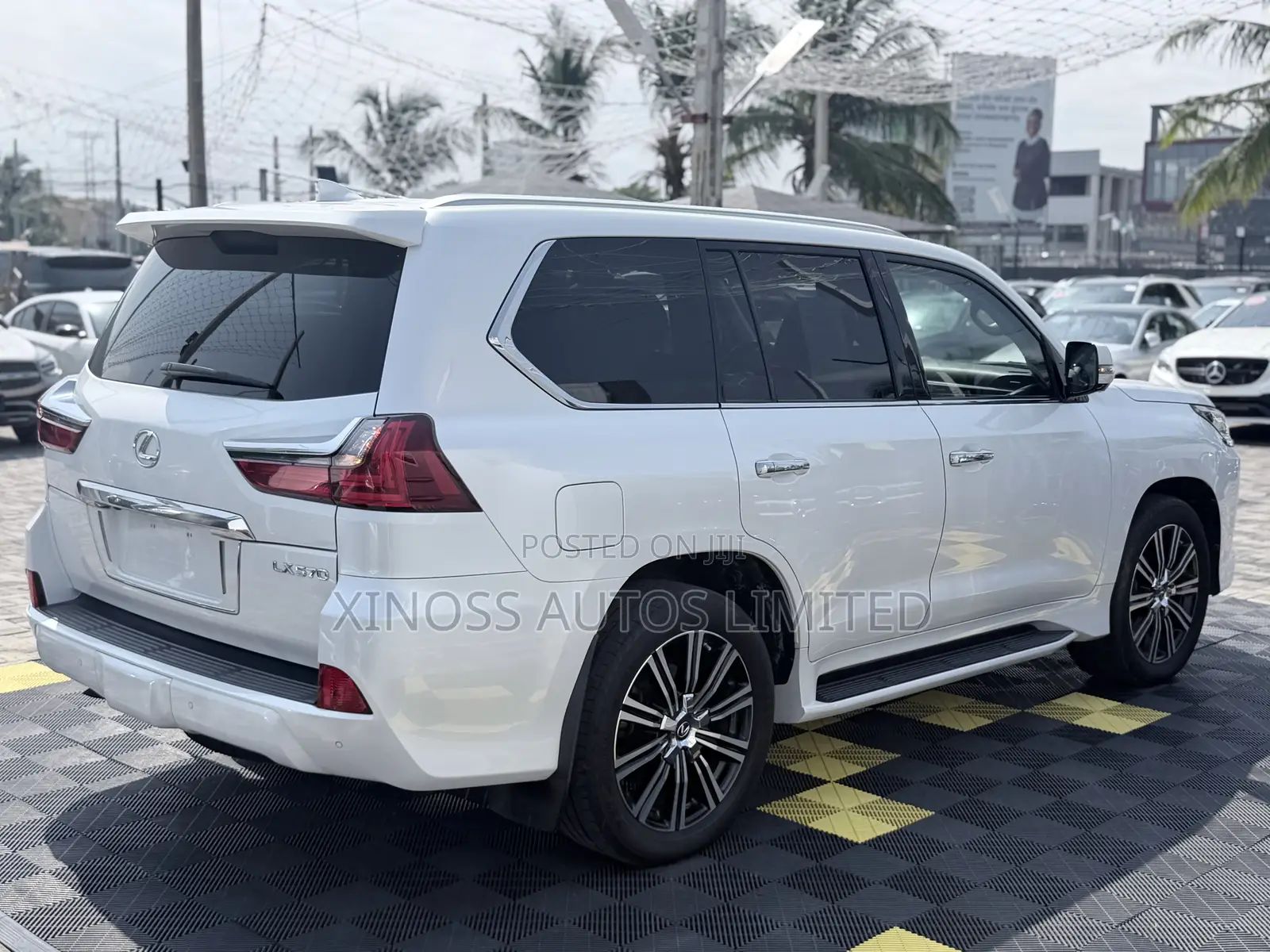 Lexus LX 570 AWD 2018 White