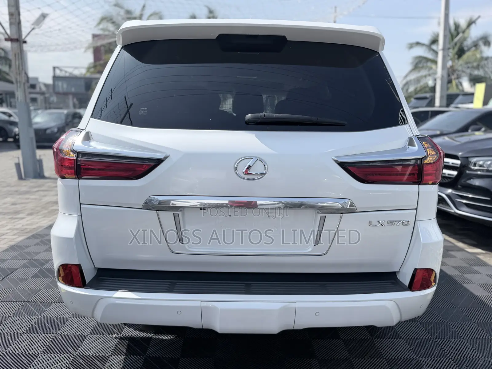 Lexus LX 570 AWD 2018 White