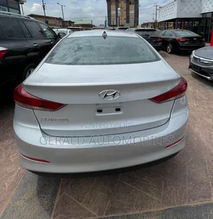Hyundai Elantra SE Sedan FWD (2.0L 4cyl 6M) 2017 Silver
