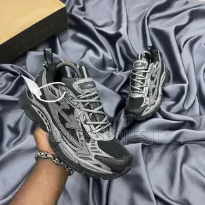 Original Off Whte Arrow Sneakers in Black Colorway