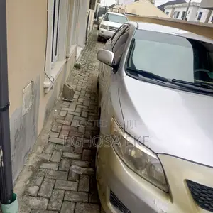 Toyota Corolla LE 4dr Sedan (1.8L 4cyl 4A) 2010 Silver