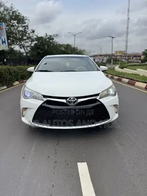 Toyota Camry SE w/Special Edition Pkg (2.5L 4cyl 6A) 2016 White