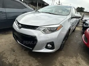 Toyota Corolla LE Premium 4dr Sedan (1.8L 4cyl CVT) 2015 Silver