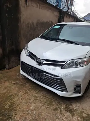 Toyota Sienna XLE AWD 2019 White