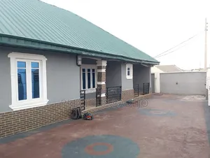 3bdrm Bungalow in Oloosa, Odo Ona for rent