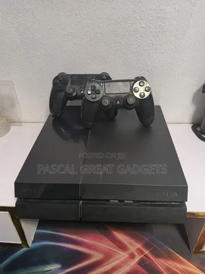 Playstation 4 Fat 2 Pads and 3 Game Disc