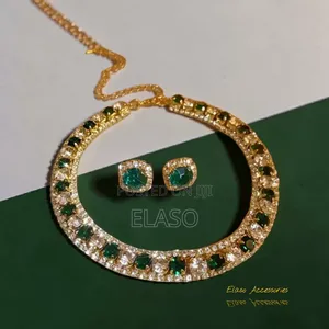 A Set of Elegant Green Necklace and Earrings for Women