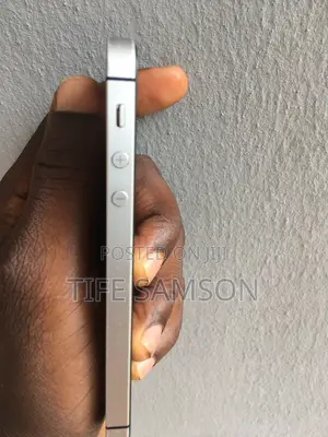 Apple iPhone SE 32 GB Silver