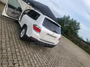 Toyota Highlander SE 2011 White