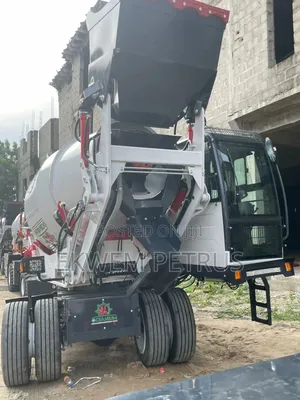 Brand New Fleets of 4m3 Mobile Self Loader Concrete Cement Mixer