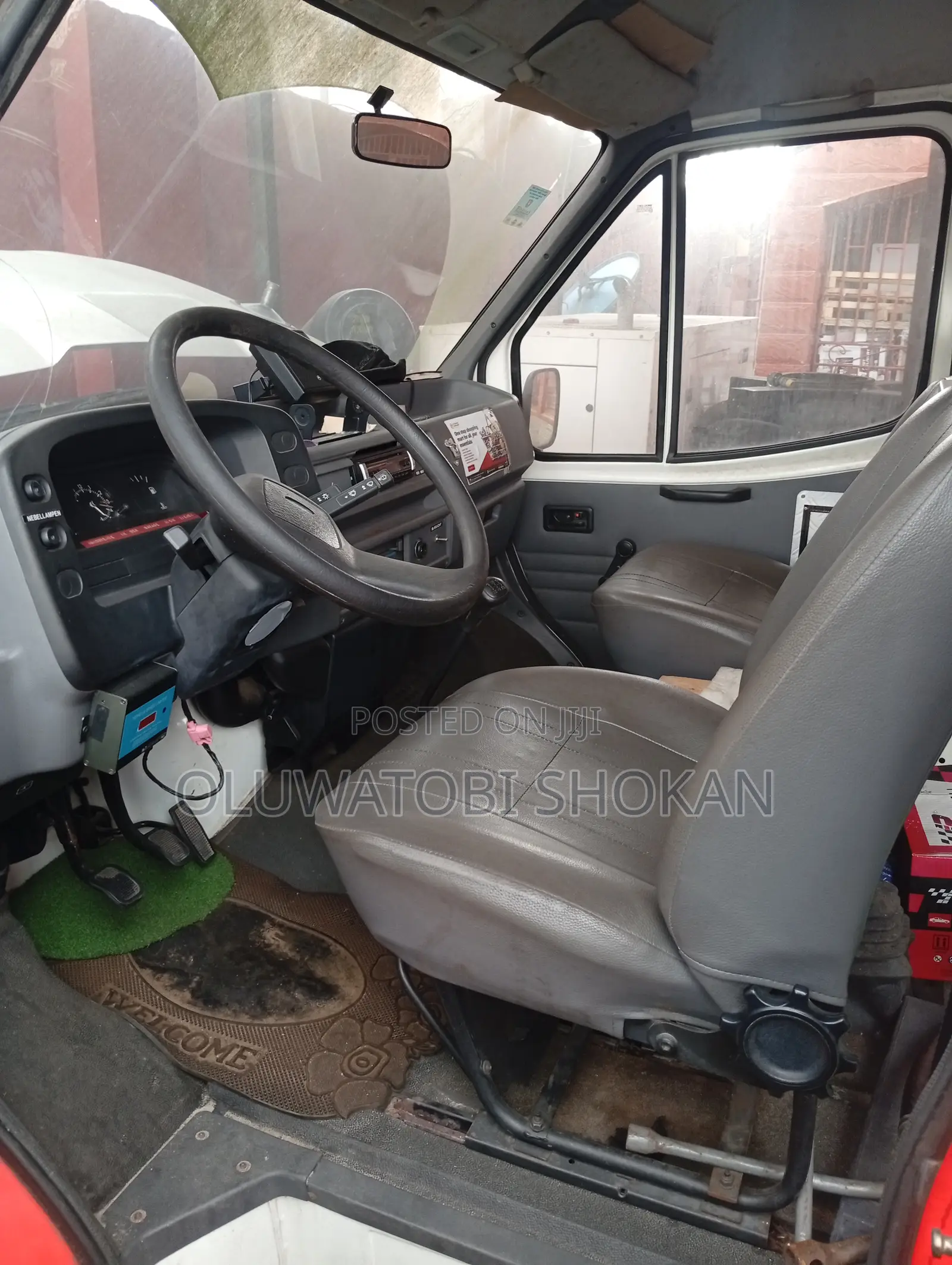 Ford Transit 2000 Pink