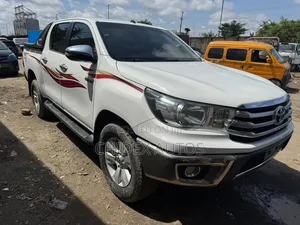 Toyota Hilux 2024 White