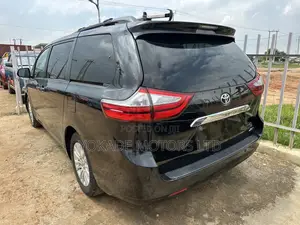 Toyota Sienna XLE 7 Passenger (3.5L 6cyl 8A) 2017 Black