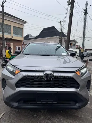 Toyota RAV4 XLE 2021 Silver