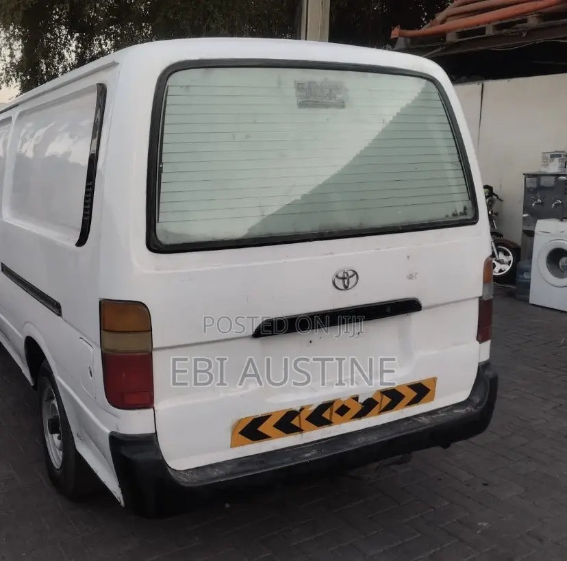 Toyota HiAce 2000 White