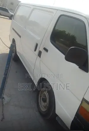 Toyota HiAce 2000 White