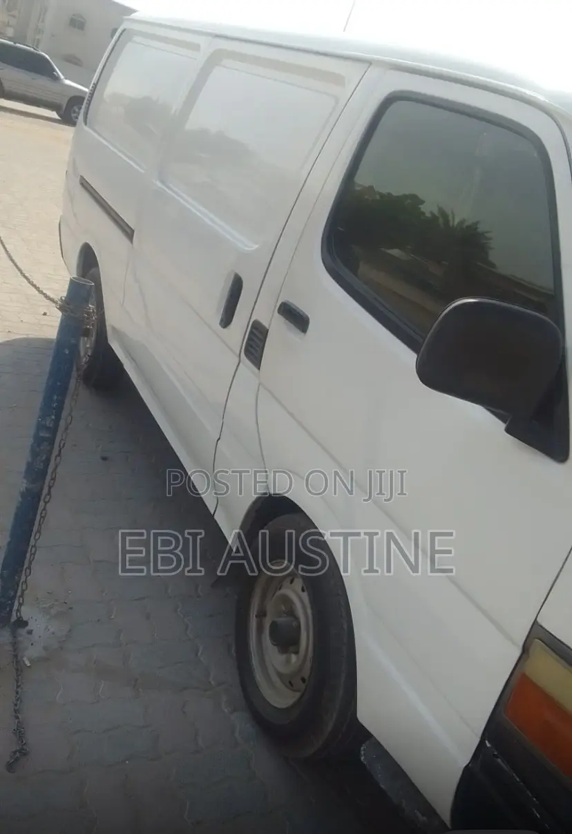 Toyota HiAce 2000 White