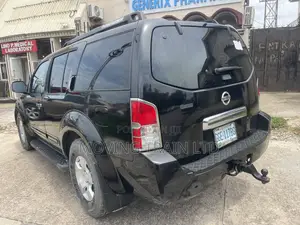 Nissan Pathfinder SE 2005 Black