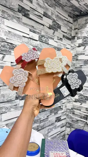 Fashionable Ladies Flat Slippers - Comfortable and Durable