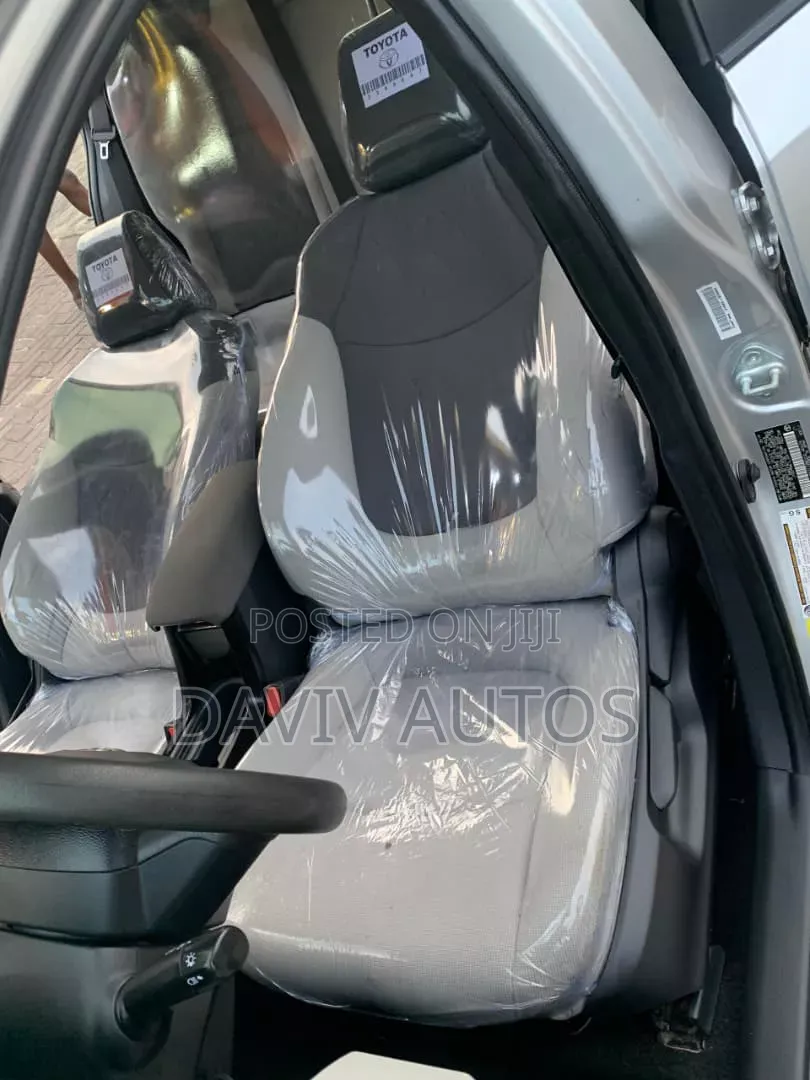 Toyota Corolla LE 2020 Silver