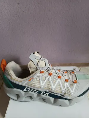 Li-Ning Essence 2.3 Delta Shield Sneakers- Size 43