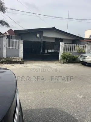 4bdrm Bungalow in Curtis Adeniyi Close, Surulere for sale