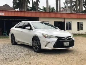 Toyota Camry XSE 4dr Sedan (2.5L 4cyl 6A) 2017 White