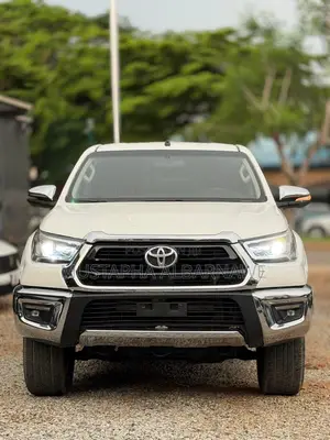 Toyota Hilux 2022 White