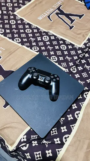 Ps4 Slim With 1 Controller(Pad) and 4 Games