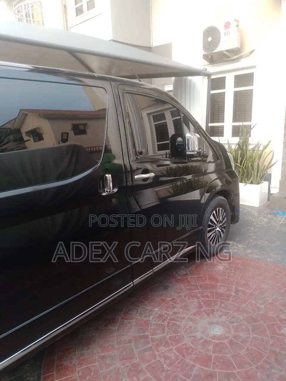 Toyota HiAce 2025 Black
