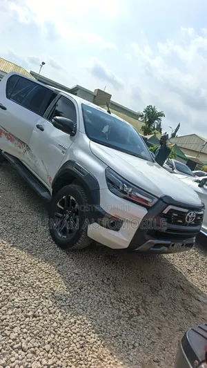 Toyota Hilux 2022 White