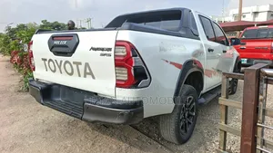 Toyota Hilux 2022 White