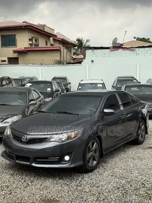 Toyota Camry SE 4dr Sedan w/Prod. End 11/13 (3.5L 6cyl 6A) 2014 Gray