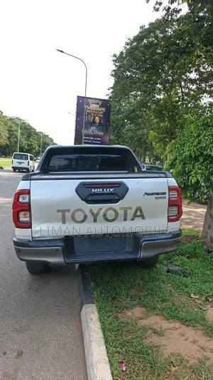 Toyota Hilux 2021 White