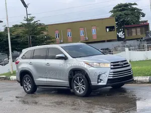 Toyota Highlander XLE 4x4 V6 (3.5L 6cyl 8A) 2018 Silver