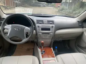 Toyota Camry XLE 4dr Sedan (2.5L 4cyl 6AM) 2010 Gray