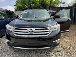 Toyota Highlander SE 2012 Blue