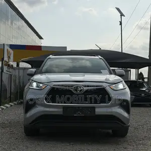 Toyota Highlander 2022 Silver