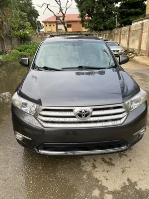 Toyota Highlander SE 2012 Beige