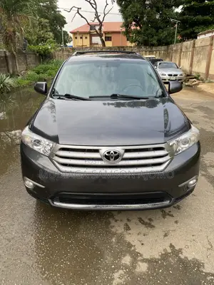 Toyota Highlander SE 2012 Beige
