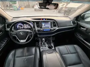 Toyota Highlander SE 4x4 V6 (3.5L 6cyl 8A) 2017 White