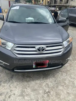 Toyota Highlander SE 2012 Beige