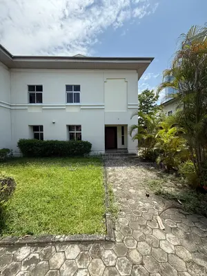3bdrm Apartment in Lekki Phase 1 for rent