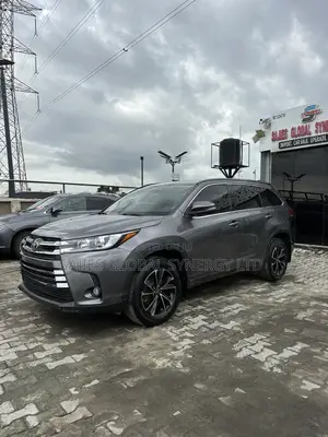 Toyota Highlander SE 4x2 V6 (3.5L 6cyl 8A) 2018 Brown