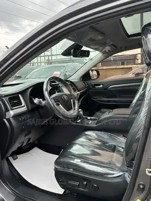 Toyota Highlander SE 4x2 V6 (3.5L 6cyl 8A) 2018 Brown