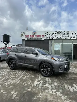 Toyota Highlander SE 4x2 V6 (3.5L 6cyl 8A) 2018 Brown