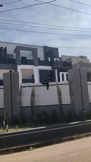 5bdrm Duplex in Jos for sale